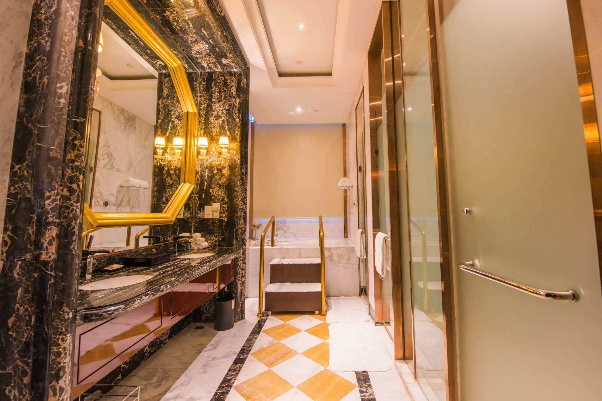 Sheraton Zhenjiang Hotel Bagian luar foto